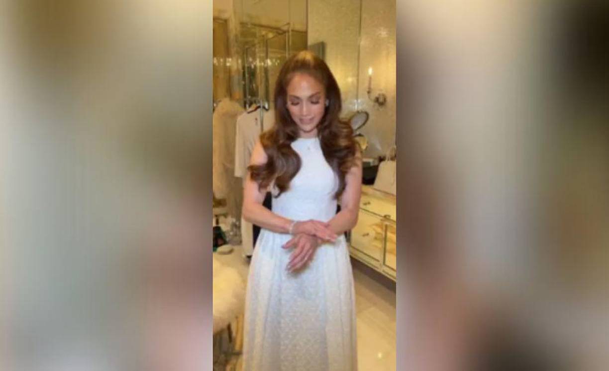 Además de las mangas completas, su segundo vestido también incluía un escote corazón, un corpiño tipo corsé y una cola de pez. 