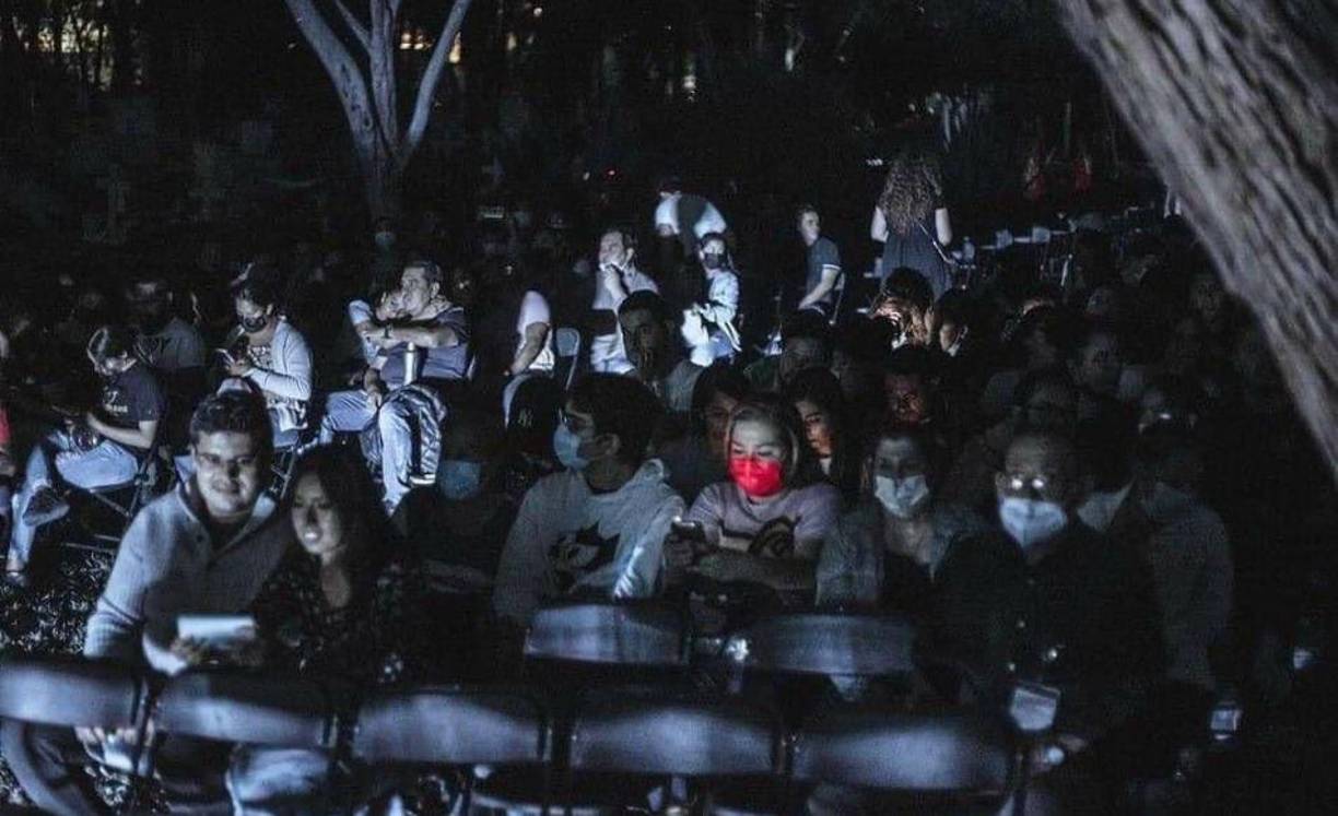 El Festival Internacional de Cine de Guanajuato o Guanajuato International Film Festival (GIFF) llevó el terror a otro nivel y es que en su edición 25 realizó su programa ‘Cine Entre Muertos’ qué consistió en ver películas de terror utilizando como cine ¡un panteón!