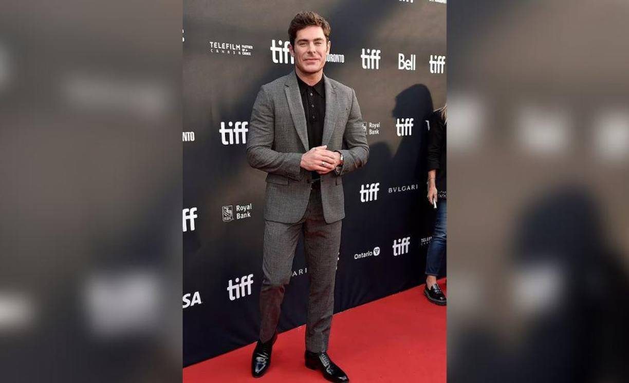 Zac lució una figura elegante con un traje gris a cuadros y un polo negro mientras caminaba por la alfombra roja para el estreno del drama, que cuenta la historia de un veterano del Cuerpo de Marines de EE. UU. que se cuela en Vietnam en el punto álgido de la guerra.