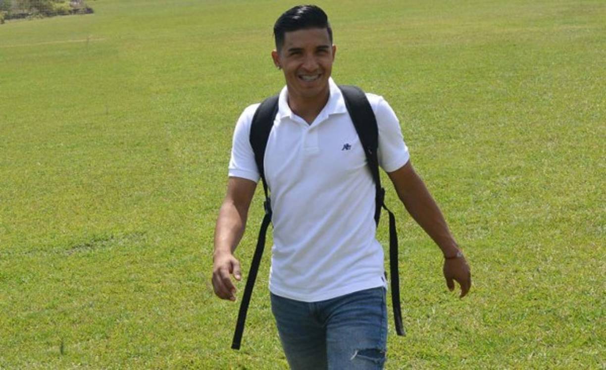 Paulo Hernández, agente de varios legionarios hondureños, habló del futuro de uno de sus representados, Michaell Chirinos. 'Se cayó lo de Lobos BUAP, el acuerdo estaba cerrado pero se vendió la categoría y era una venta provechosa para todas las partes. Creo que Michaell tuvo una temporada muy buena y podría tener acceso a otros clubes mexicanos y de Europa. Él tiene su mercado y solo hay que trabajar', dijo. 'Tiene contrato pero creo que Michaell está para otras cosas. Vamos a ver, el chico es profesional, la gente de Olimpia está con su proceso que hay que seguir valorando', agregó.