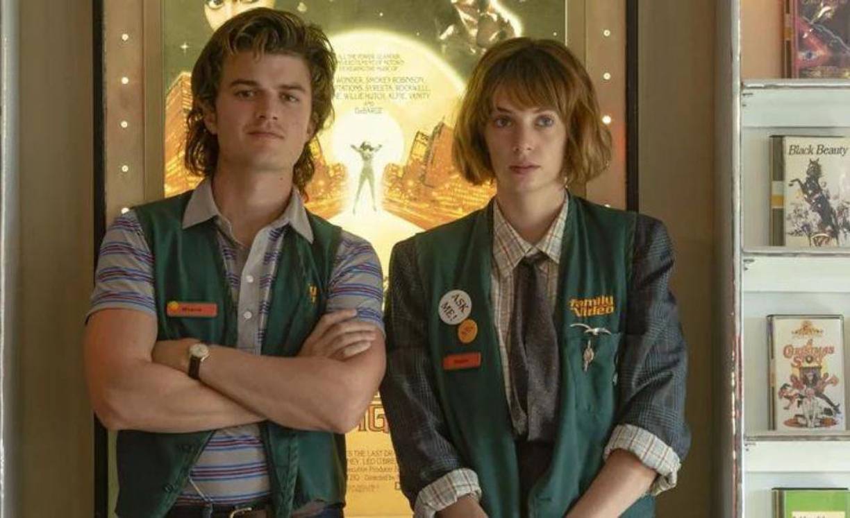 En el Volumen 2, hay una “revelación” completamente falsa en la que Vickie besa a su novio que aterriza de manera extraña. Sí, tiene sentido que Robin, que está enamorado de Vickie y se preocupa por naturaleza, vea eso y asuma lo peor. Pero el programa, a través de la respuesta de Steve, podría haber sugerido que Vickie es bisexual. Casi va allí, pero no del todo.