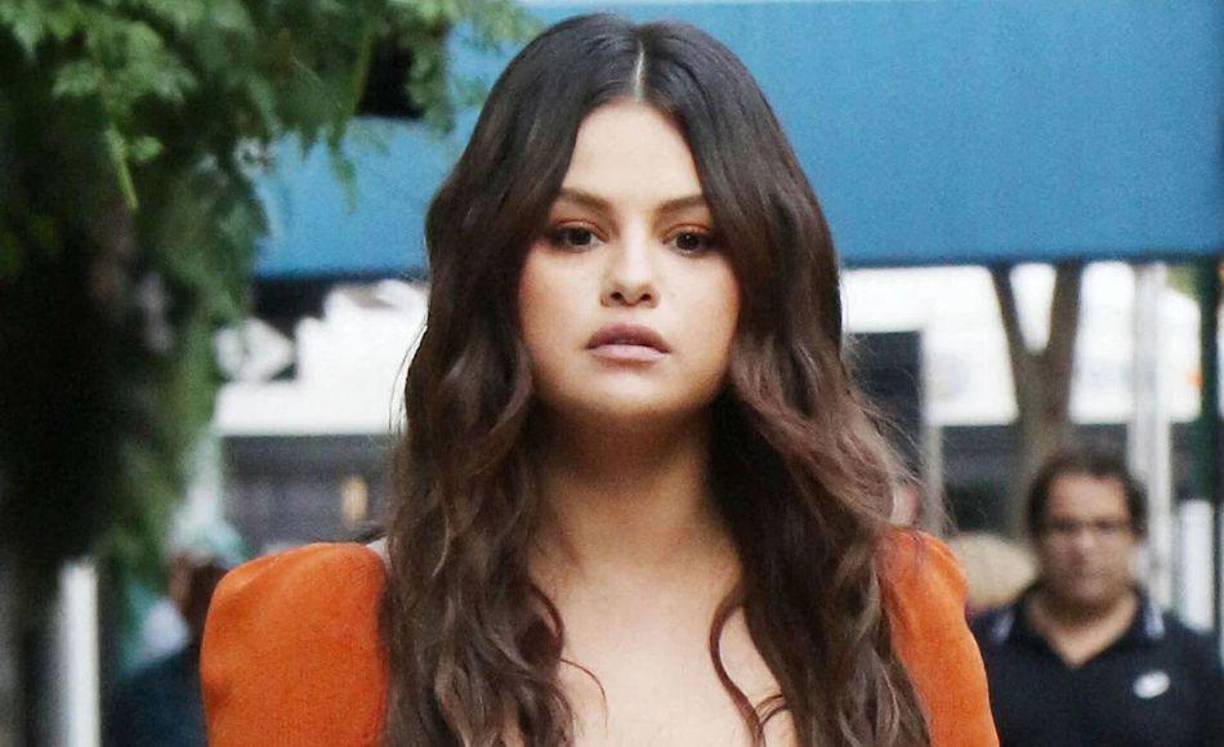 “Fue tan estúpido, pero realmente pensé que mi mundo había terminado. Nunca encajé con un grupo genial de chicas que eran celebridades. Mi único amigo en la industria realmente es Taylor (Swift), así que recuerdo sentir que no pertenecía. Sentí la presencia de todos a mi alrededor viviendo vidas plenas. Tenía este puesto y estaba muy feliz, pero... ¿lo estaba? ¿Estas cosas materialistas me hacen feliz? Simplemente no me gustaba quién era, porque no sabía quién era”, añadió. 