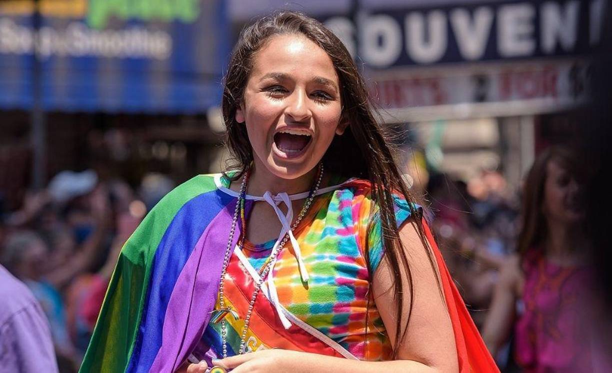 “Soy pansexual”, dijo Jennings en un tuit de 2018. “Esto significa que me atraen las personas a un nivel que supera la identidad de género o la orientación sexual. Amo a las personas por su alma y su belleza interior”.