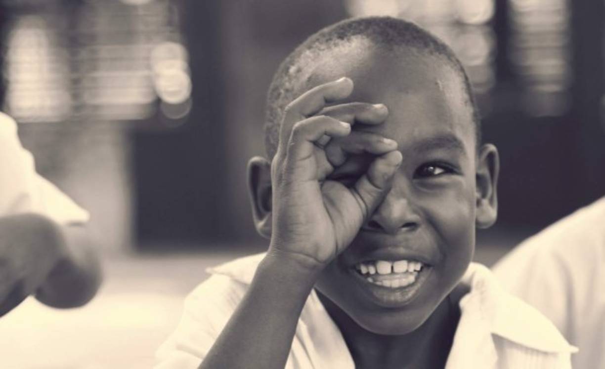 Este pequeño de la escuela de Plaplaya nos despide con un gesto amable luego de cinco días recorriendo La Mosquitia hondureña. Fotos: Jordan Perdomo.