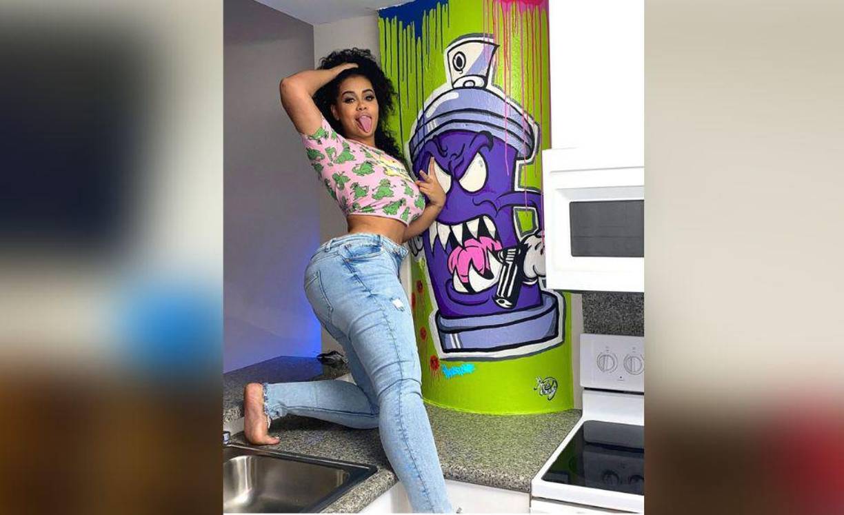 La realidad es que, según las fotos que ella misma publica, cuando está en clase se la ve voluptuosa pero vestida de modo conservador.