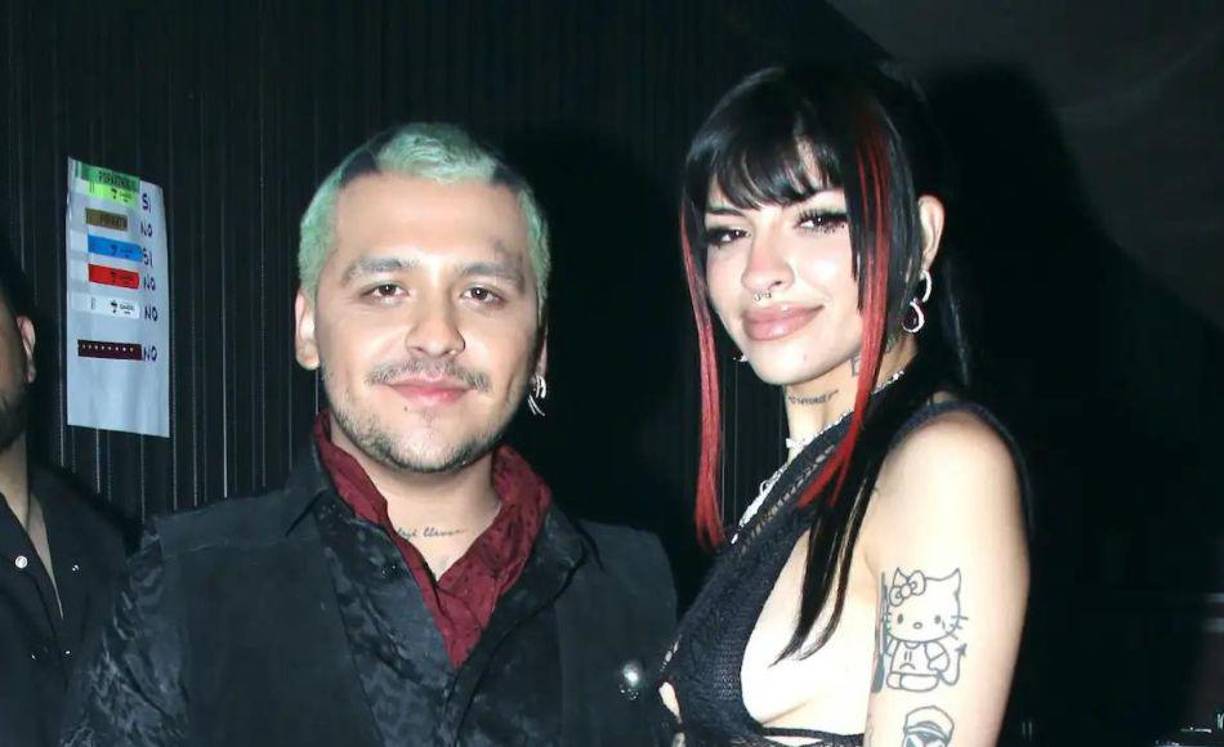 Pese a las críticas, la pareja continúa mostrándose enamorada y hacen caso omiso a lo que dice la gente.