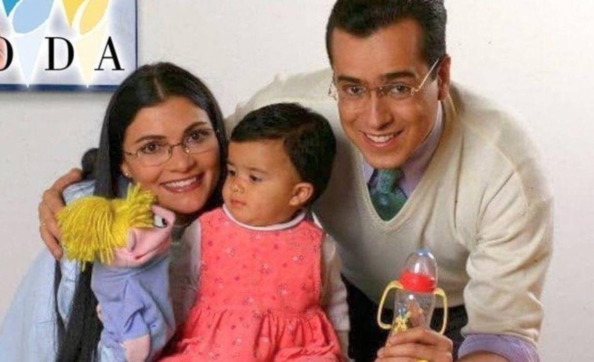 “La historia se centraría en la pequeña niña, que tendrá ahora 20 años, pero lo más impactante es que todo empezaría con el divorcio de esta pareja, la mas querida de las telenovelas”, comentó.