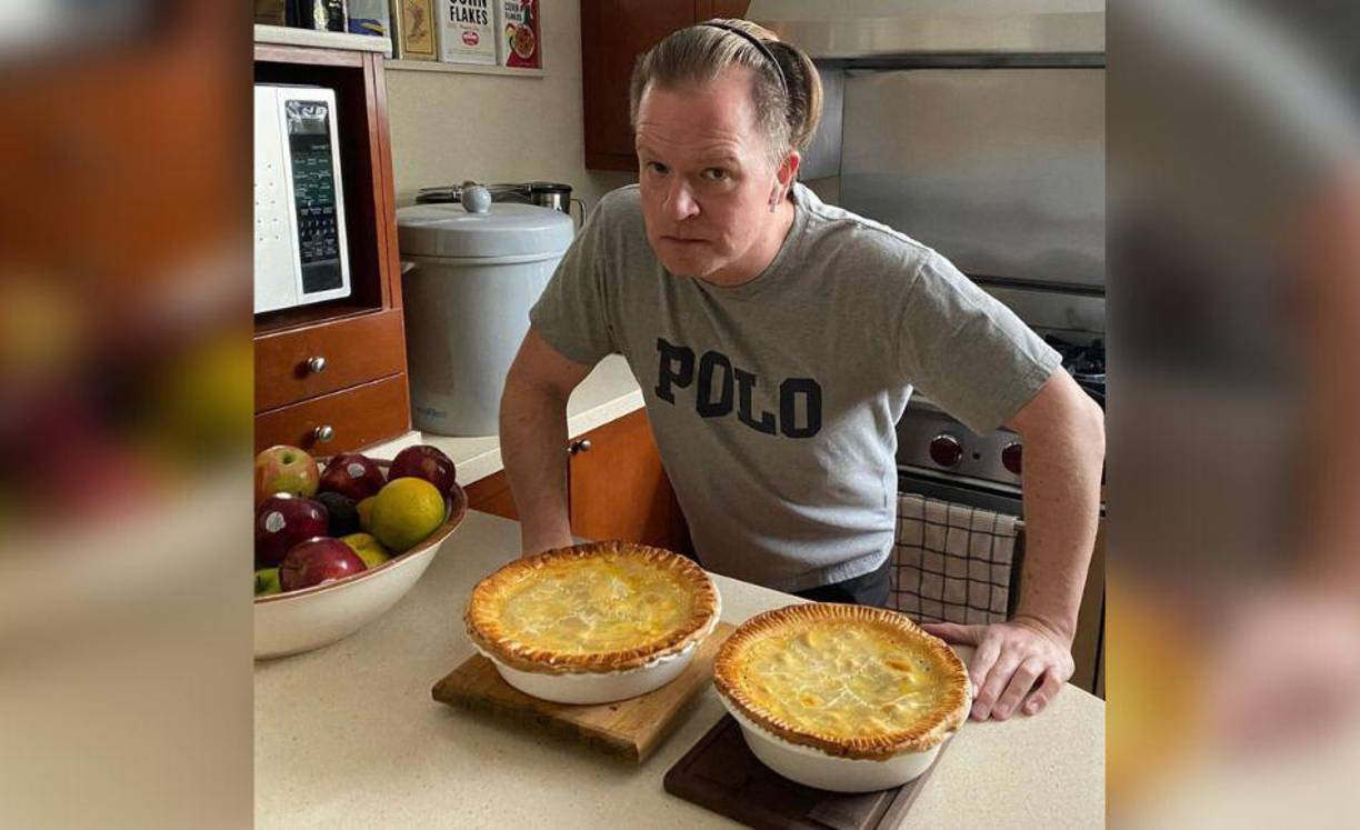 Preparamos 2 pays de manzana rústicos para disfrutar en familia antes de irnos a trabajar esta tarde a La Academia porque saber cocinar y compartir, es el primer paso para saber amar.
