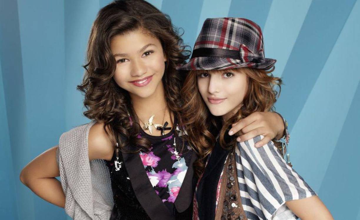 Protagonizó junto a Bella Thorne, la serie Shake It Up!, proyecto adolescente en el que ambas interpretan a dos jóvenes estrellas de un programa televisivo de baile local.