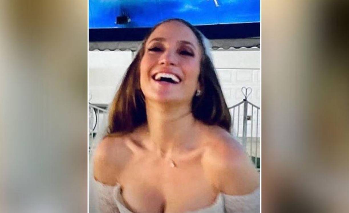 Para su boda en Las Vegas con Ben Affleck el 16 de julio, como compartió la cantante en su boletín On the J.Lo , usó un vestido blanco sin mangas con un clásico escote de barco, revelando que su primer look fue un “vestido de una película antigua”.