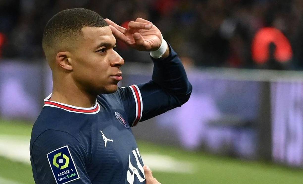El PSG no se da por perdido y está siendo todo lo posible para retener a Mbappé y así evitar que se le vaya al Real Madrid. En las últimas horas el crack francés sorprendió al dejar entrever que podría continuar en el club parisino.