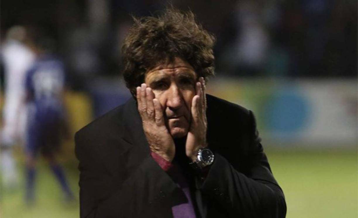 Héctor Vargas: El Olimpia ha anunciado que este miércoles informará oficialmente si el estratega argentino sigue en el banquillo del cuadro olimpista. Hace unas horas en el programa Extra Liga han señalado que el DT no sigue en el club albo.