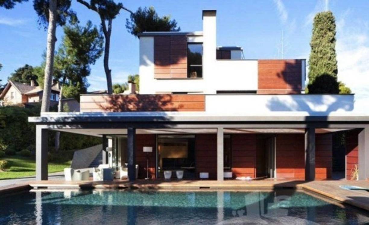 La casa de Neymar está ubicada en el barrio de Pedralbes, un barrio de la ciudad de Barcelona. La mansión tiene un costo de 18.000 euros por mes, en unas dimensiones de 1000 metros cuadrados.