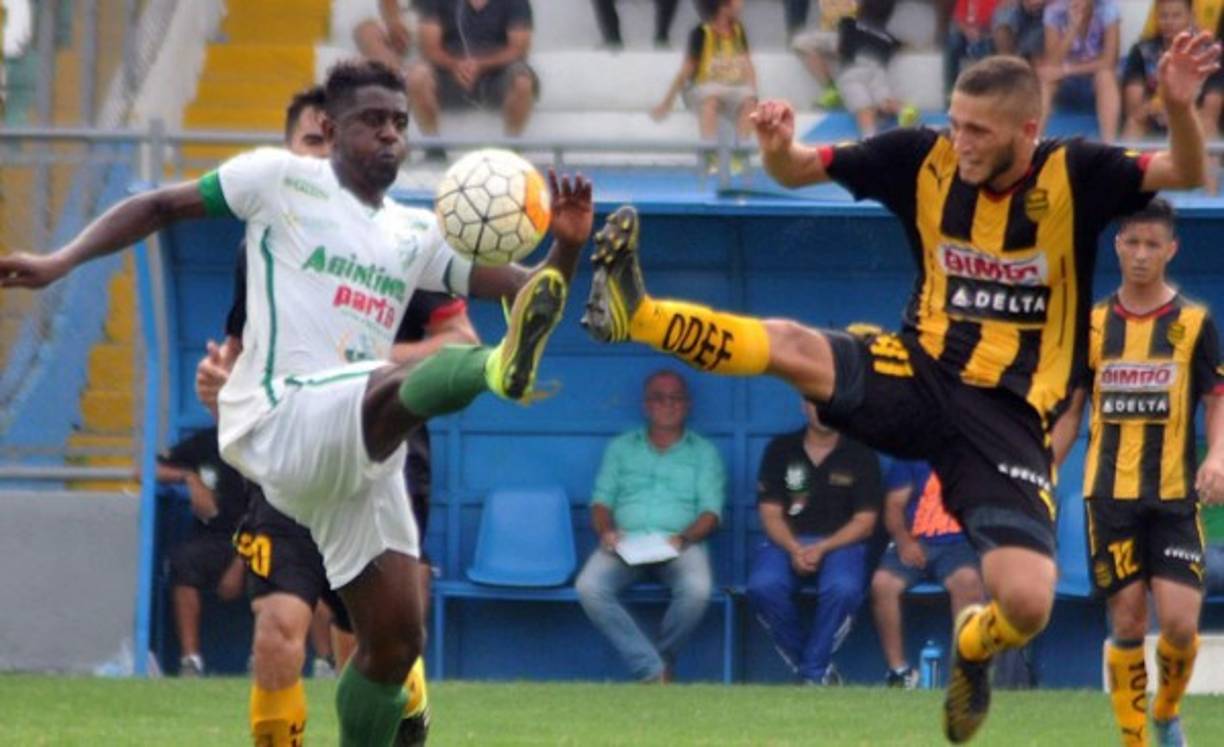 El contención Christopher Alegría forma parte del primer plantel de Real España, tiene 21 años y juega con regularidad.