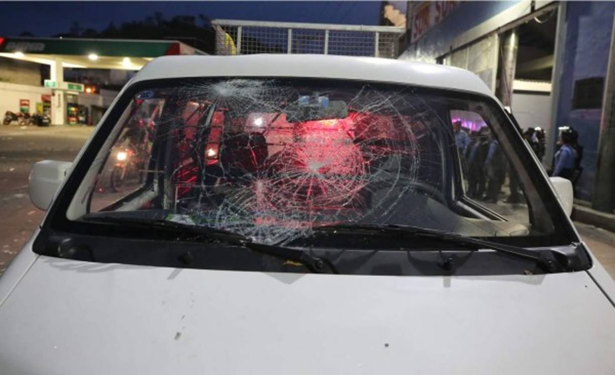 "Otro carro de la Policía fue apedreado."