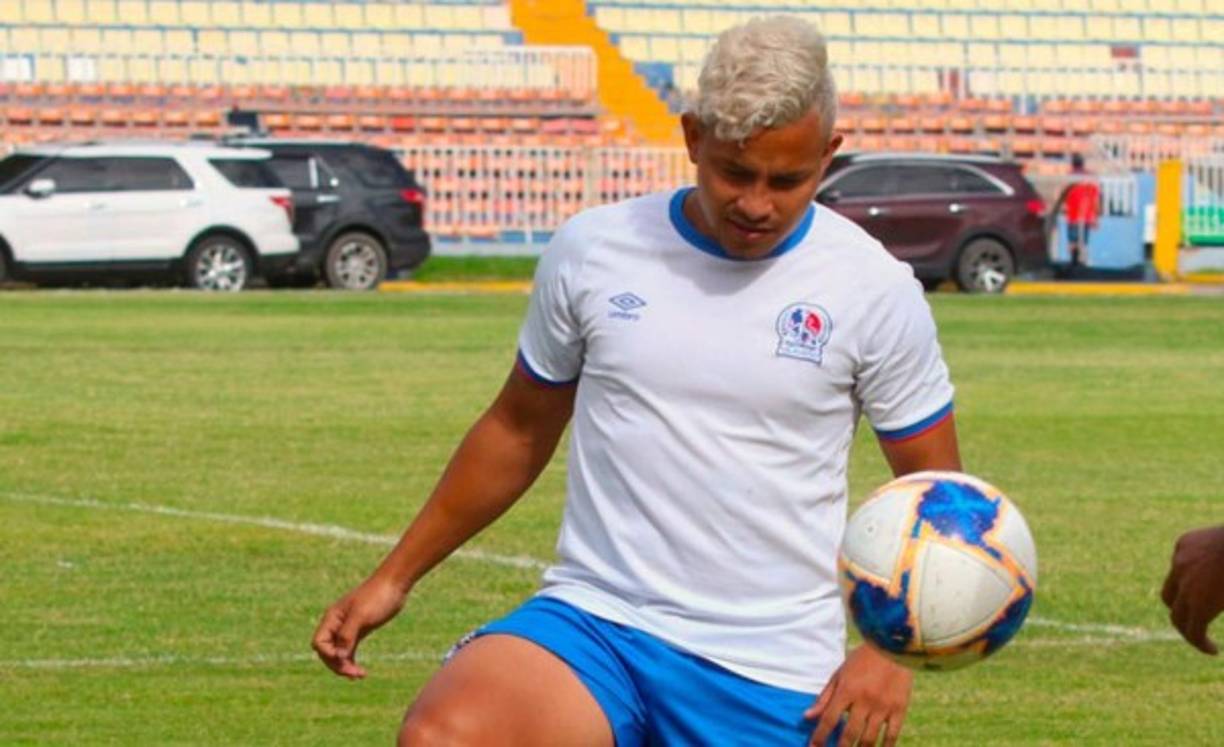 Patón Mejía: El centrocampista anunció su salida del Olimpia con emotivas palabras. “Con mucho dolor escribo estas líneas, después de 10 años en el club deportivo Olimpia, me toca partido, lo hago con la intención de buscar nuevos retos, la convicción de construir un mejor futuro para mi familia. Deseo agradecerle a Dios por la oportunidad de pertenecer a esta institución, a cada miembro de los diferentes cuerpos técnicos que creyeron en mí, en especial al profesor Pedro Troglio.', puntualizó.