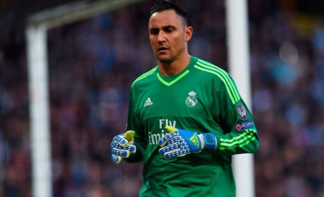 "Costa Rica's goalkeeper Keylor Navas (C) punches the ball during the Russia 2018 World Cup Group E football match between Costa Rica and Serbia at the Samara Arena in Samara on June 17, 2018. / AFP PHOTO / Emmanuel DUNAND / RESTRICTED TO EDITORIAL USE - NO MOBILE PUSH ALERTS/DOWNLOADS"