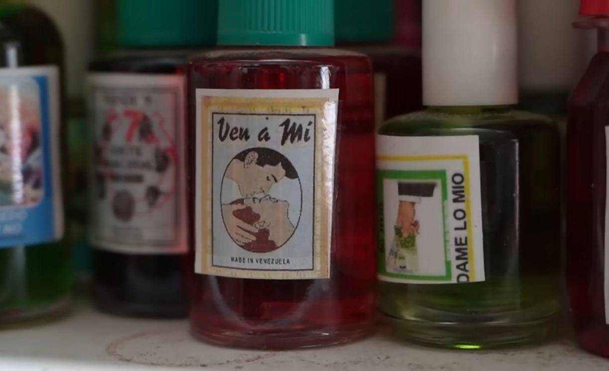 Vista de una de las peculiares sustancias de amarre amoroso en la tienda de conveniencia que visitó Luisito Comunica.