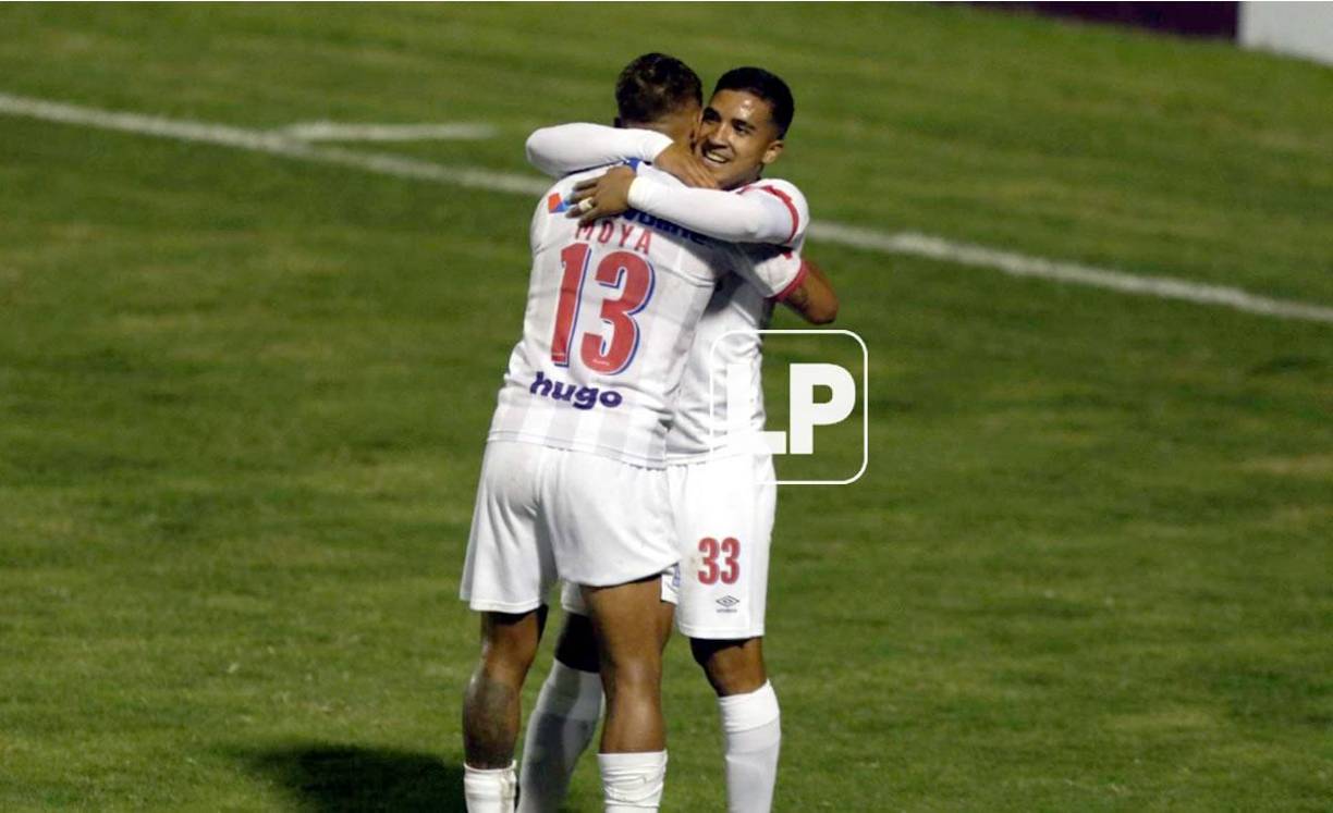 Brayan Moya felicitando a su compañero Michaell Chirinos.