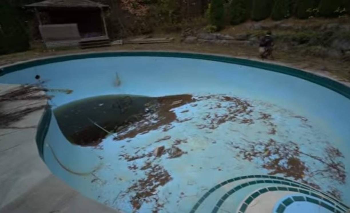 La piscina esta ubicada en el patio trasero de la casa.