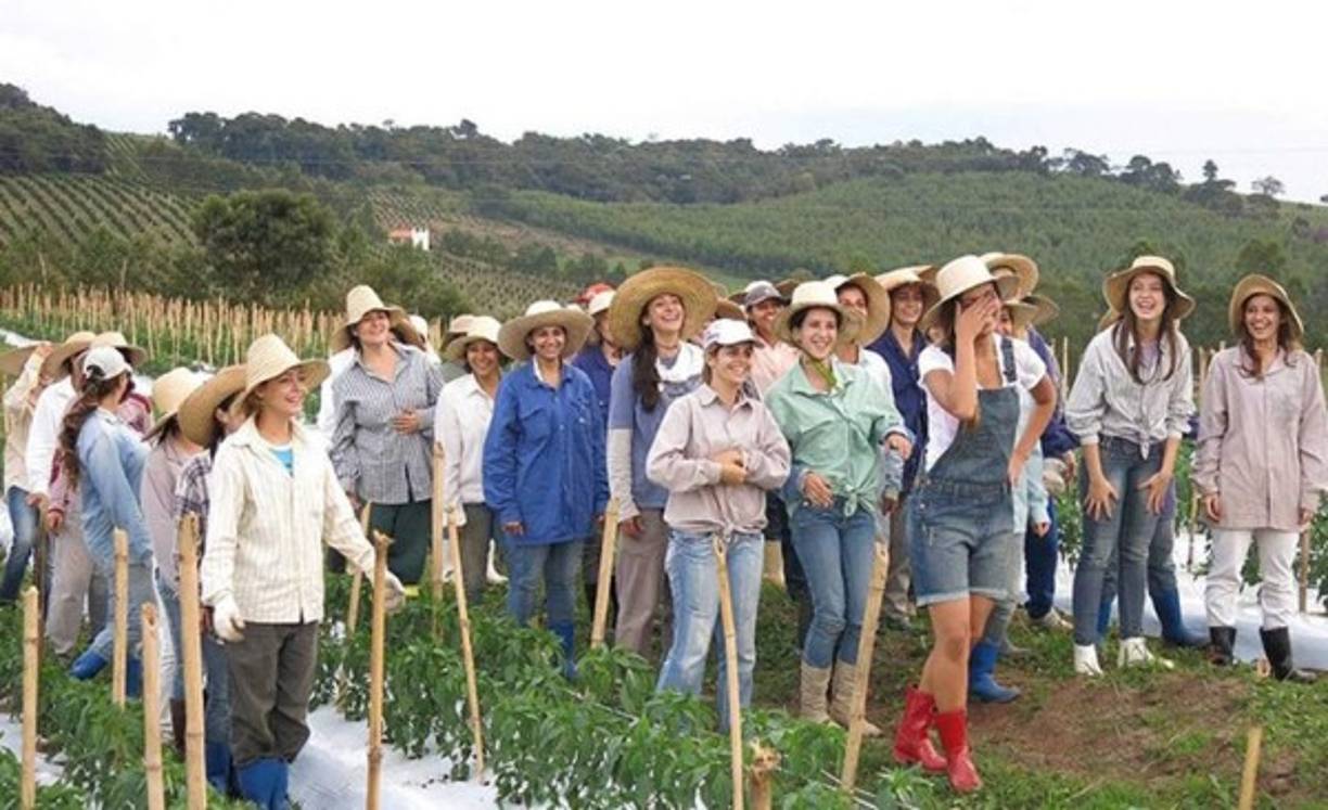 En esta sociedad la única autoridad poderosa es la de la mujer. Ellas se encargan de la agricultura y el gobierno, son las jefas de la sociedad.