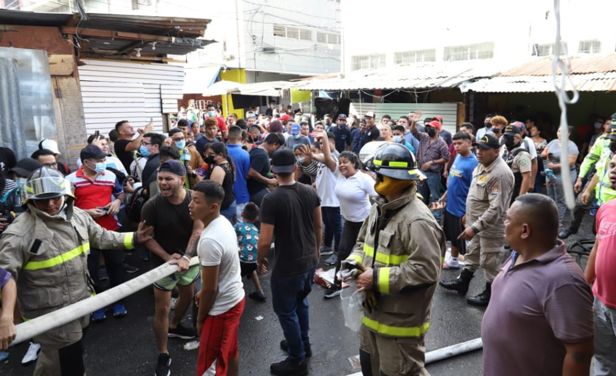 La población colaborando con el Cuerpo de Bomberos. 