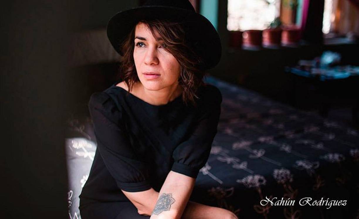 Mayra Oyuela - Nacida en Tegucigalpa, en el año 1982. Poeta y gestora cultural. Ha publicado los poemarios: „Escribiéndole una casa al barco“, “Ediciones Il Miglior Fabbro“, “Puertos de arribo“ y “Casa de Poesía”. Estuvo en diferentes festivales internacionales de poesía de Iberoamérica; sus textos han sido traducidos en diversos idiomas y parte de su obra aparece en diferentes revistas y antologías internacionales, es en la actualidad una de las voces más importantes de la poesía hondureña.