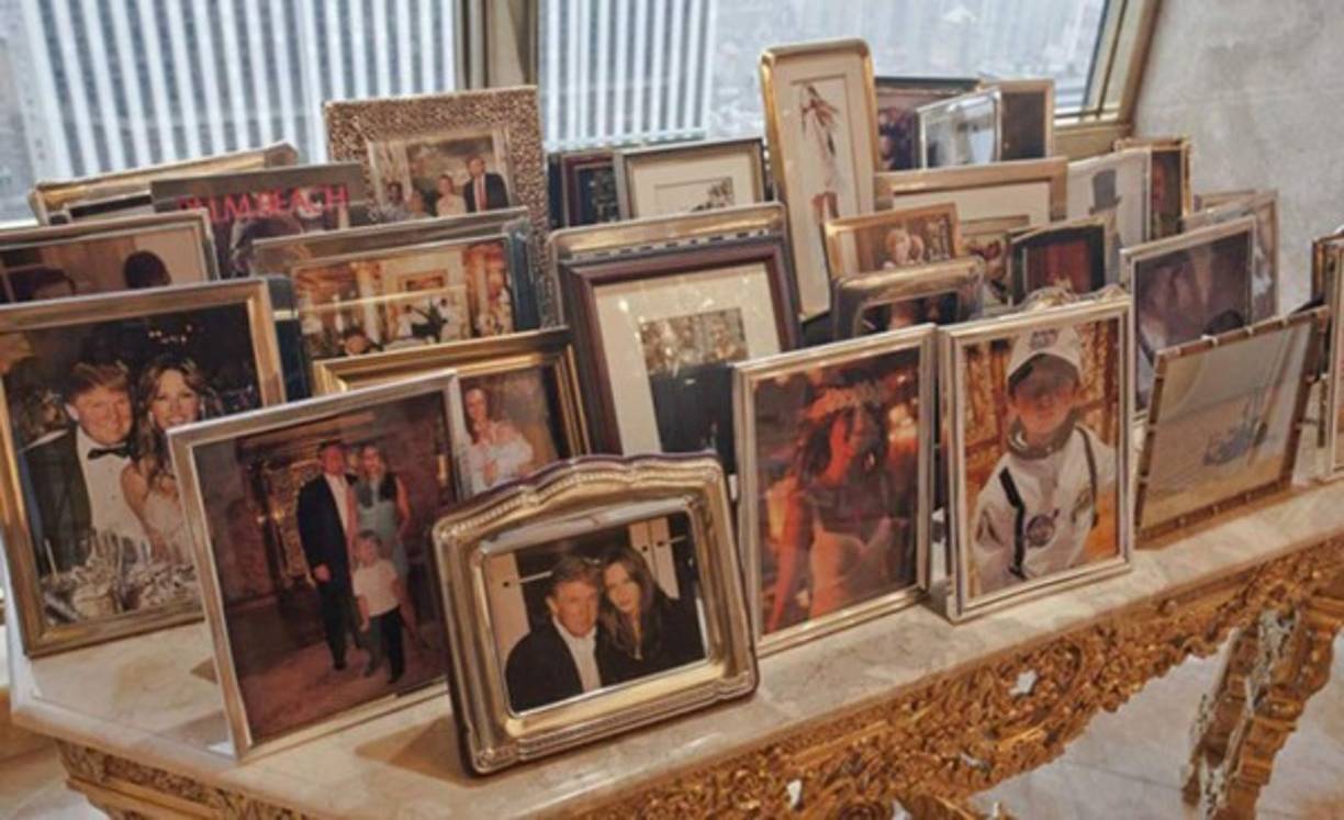 En el apartamento hay una mesa con todas las fotos de Donald Trump con su familia.