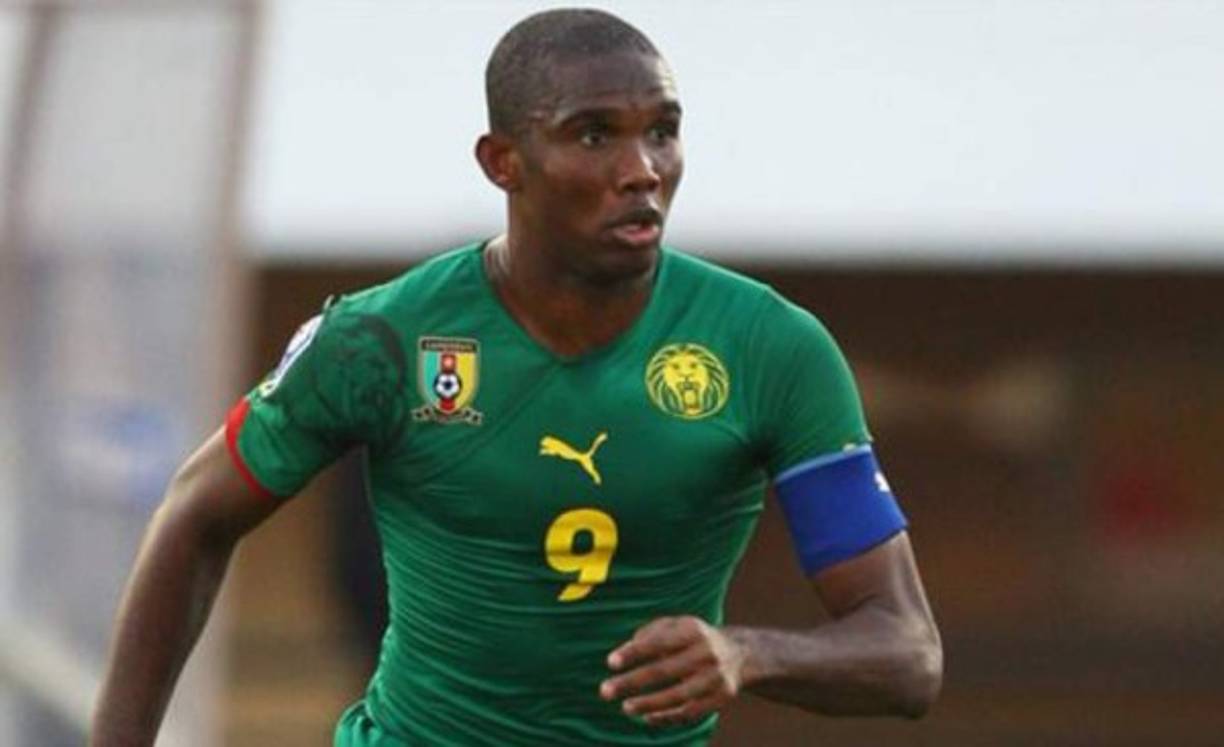 Referente principal de la Selección de Camerún, Eto'o estuvo mucho tiempo fuera de la misma.<br/> <br/>Samuel Eto'o, en 2011 la Federación lo suspendió por 15 partidos debido a que no se presentó a un partido amistoso con Algeria. Su razón fue en adhesión a una huelga que iniciaron sus compañeros por falta de pagos.