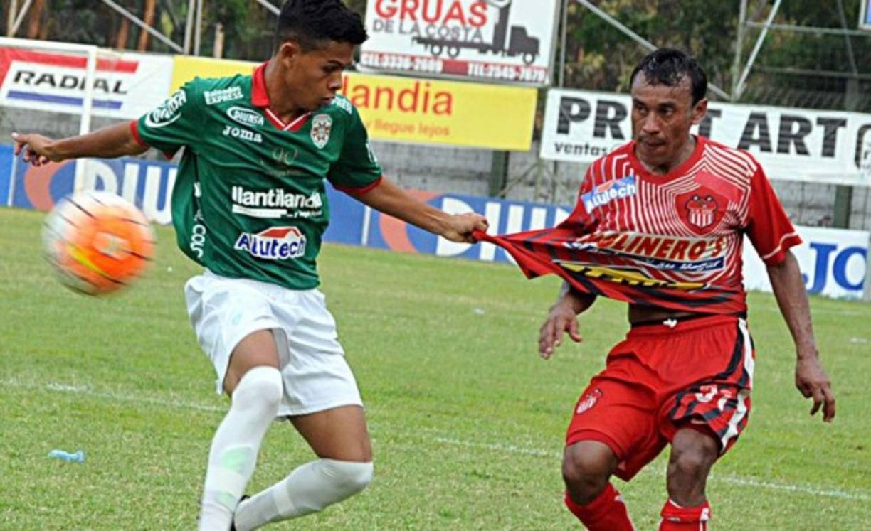 El miércoles anterior el defensa Javier Portillo (derecha) renovó con el presidente del Vida, José Galdámez.