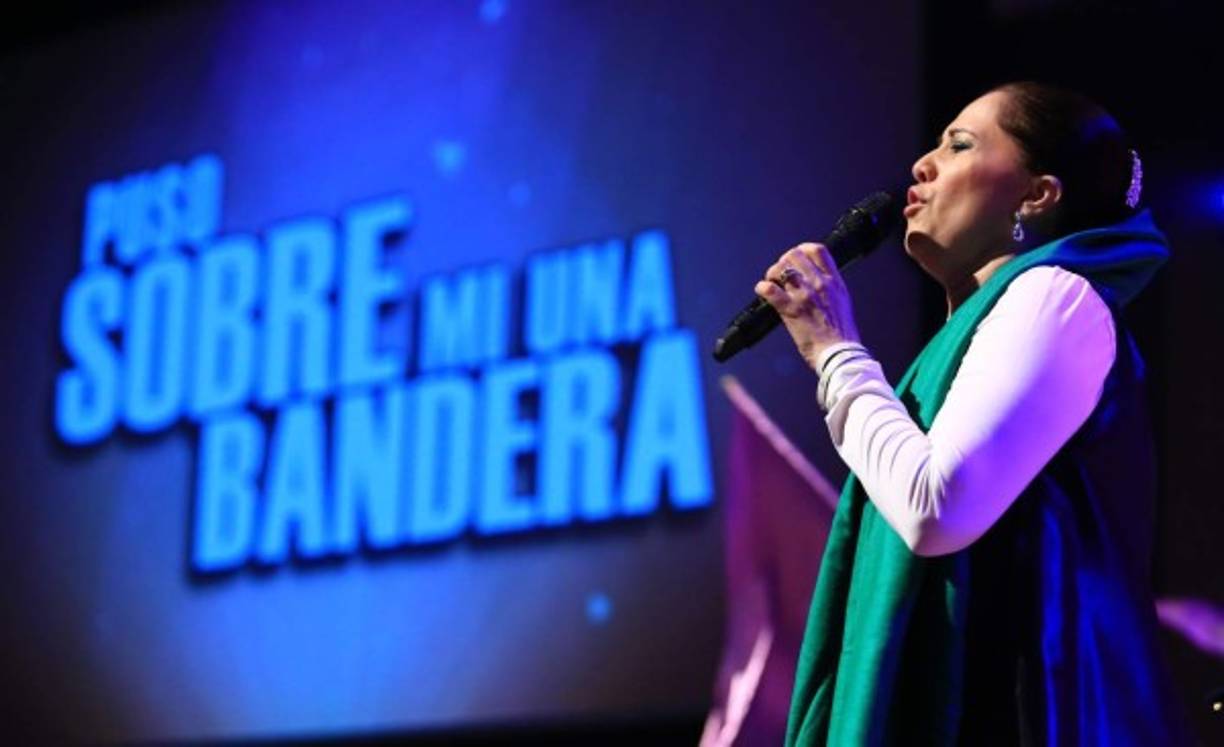 Miles de personas llegaron a la Ebenezer para participar de una vigilia y recibir juntos el 2015. Foto. Jordan Perdomo.