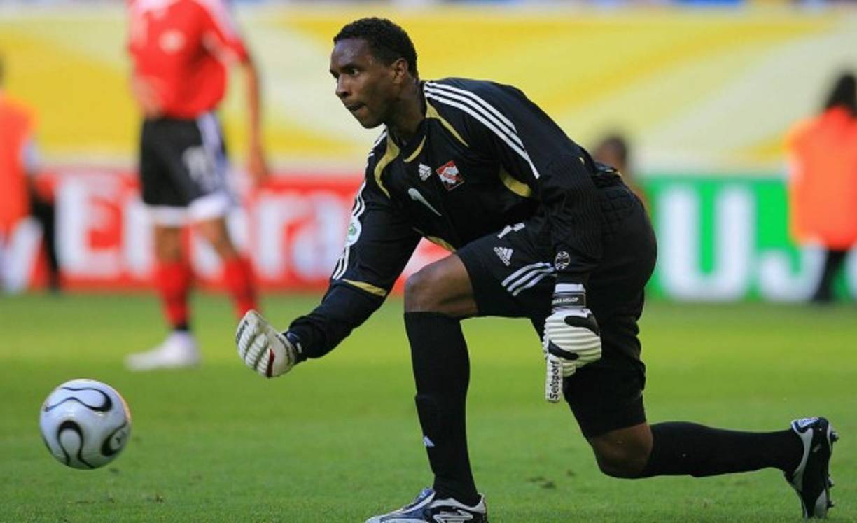 Shaka Hislop, el portero que jugó varias temporadas en Inglaterra, luego de estudiar en Trinidad y Tobago, se ganó una beca para jugar en la Universidad Howard de EUA, se graduó de ingeniero mecánico. Trabajó como interno en la NASA.