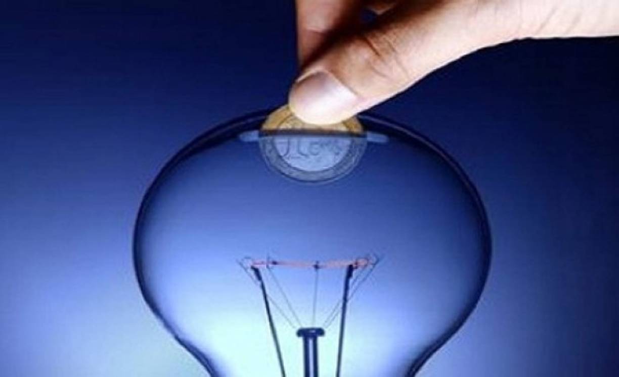 Determine y trate de mantener, o en el mejor caso reducir, los llamados gastos básicos o fijos como arriendo, comida, teléfono, electricidad y transporte. Es necesario que todos sean pagados mes a mes y son variables. Tenga en cuenta también los gastos opcionales como entretenimiento y vacaciones.