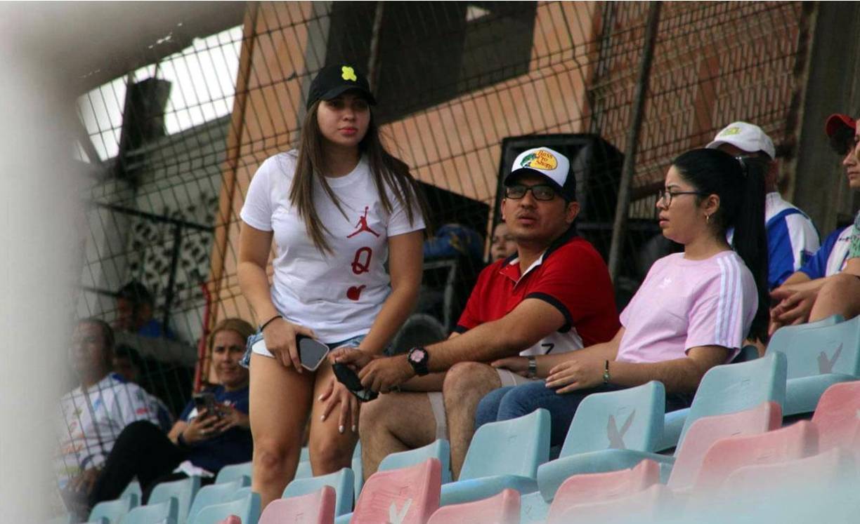 La guapa Annie Córdova, novia del legionario hondureño Luis Palma, asistió al estadio Ceibeño para ver el partido del Victoria ante el Motagua.