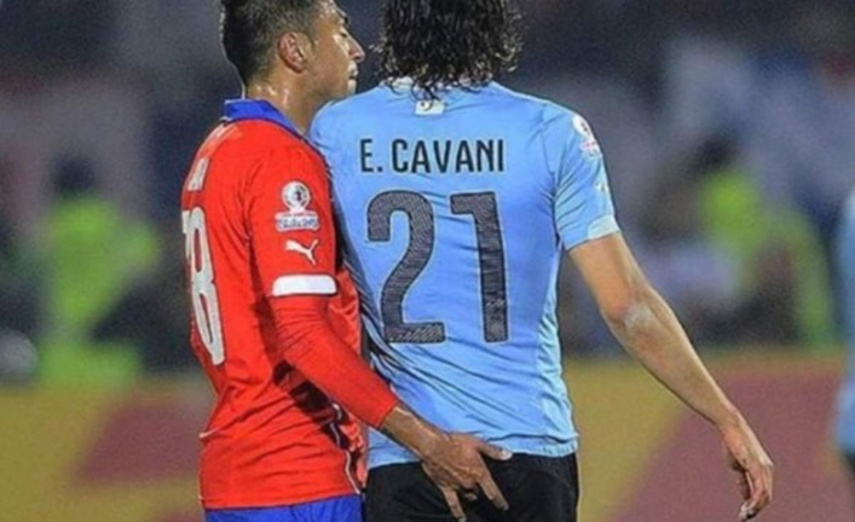 El chileno Gonzalo Jara en una de las imágenes más recordadas, manoseó con su dedo al delantero uruguayo Cavani en la Copa América.