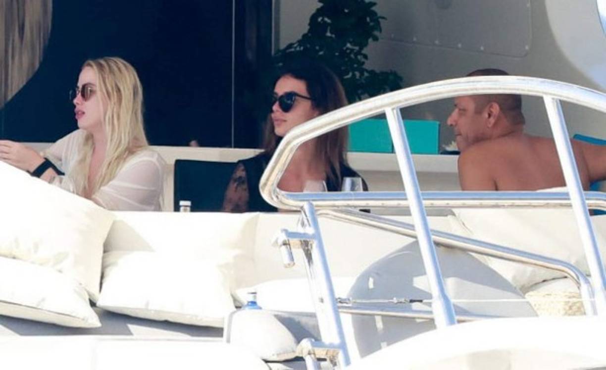 El hijo del delantero y su padre de 55 años, que le acompañaron a Ibiza, también dieron positivo de coronavirus.