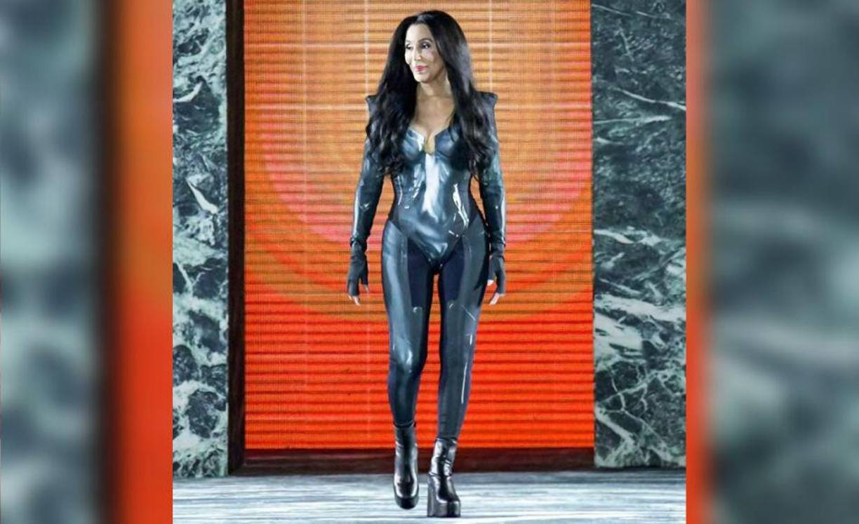 El desfile de Balmain en esta nueva edición de la Semana de la Moda de París tenía una novedad destacada que la firma ya había avanzado en redes. El inicio del desfile ya daba una pista de lo que iba a ocurrir minutos después en la pasarela, con un holograma que rápidamente llamó la atención por su protagonista: Cher.