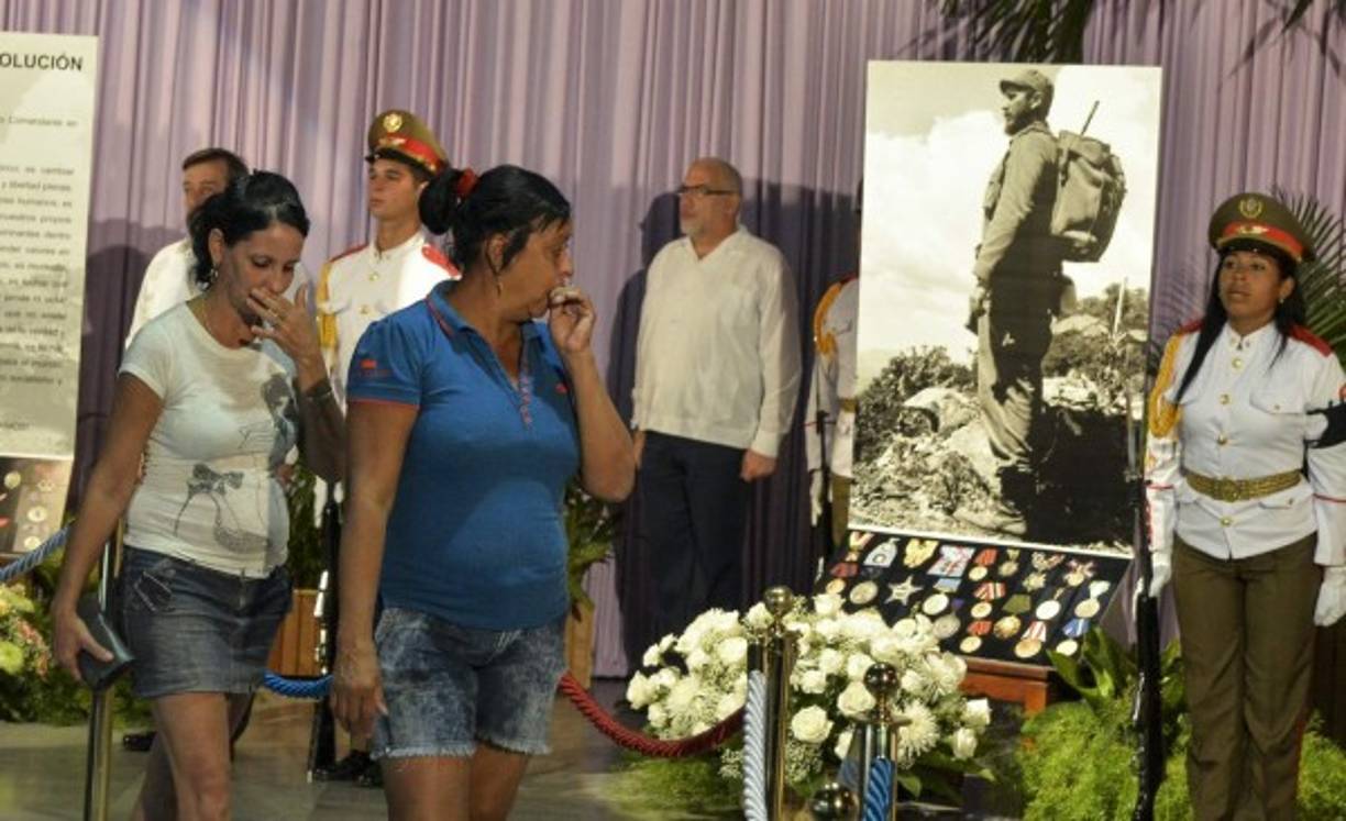 Los cubanos ingresaban uno a uno al memorial José Martí.