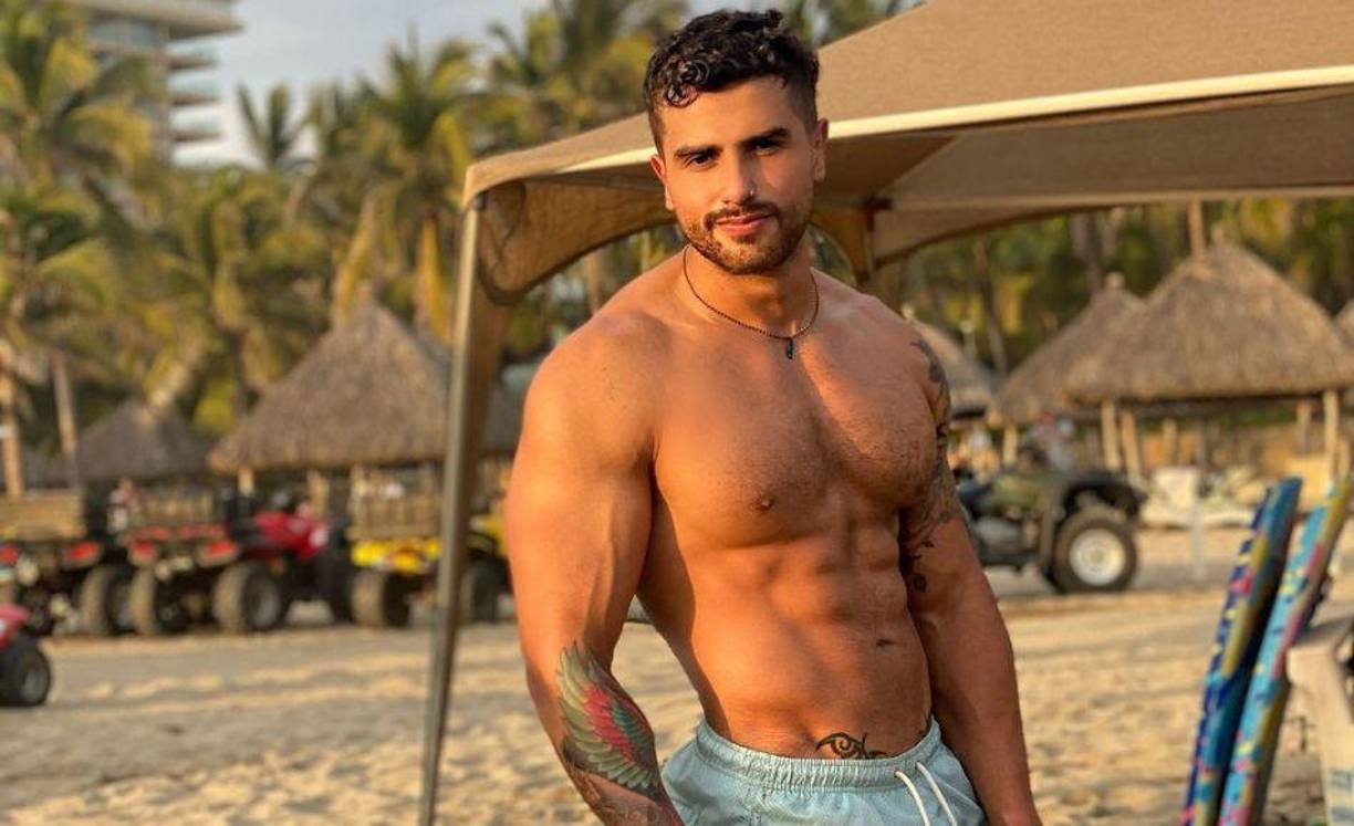 Santiago Santana, también conocido como “La Sombra”, nació el 17 de diciembre de 1996 en la Ciudad de México. Previo a convertirse en una figura pública se desempeñó como modelo y fisicoculturista.