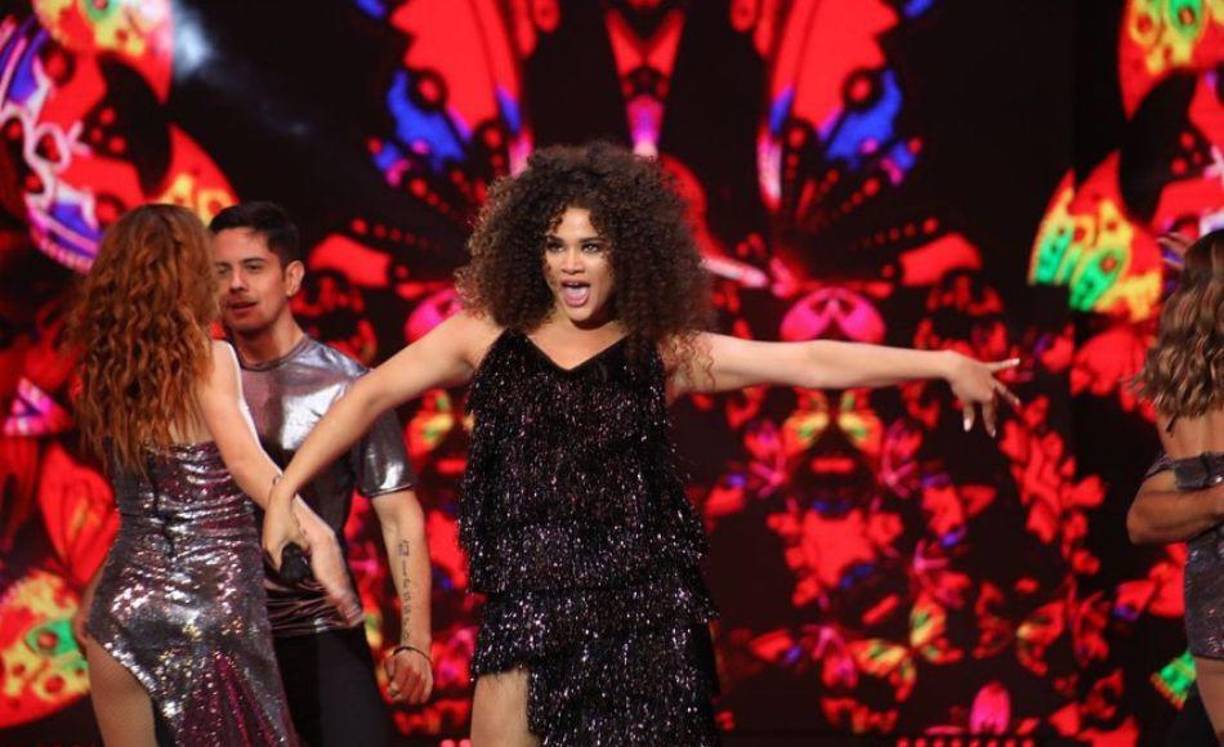 Su carisma y espectacular cuerpo resaltan sus presentaciones.