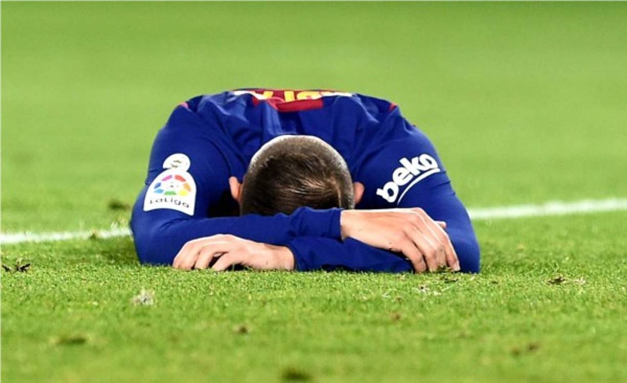 Jordi Alba se lamenta luego de perderse una ocasión clara de gol ante el Real Madrid.