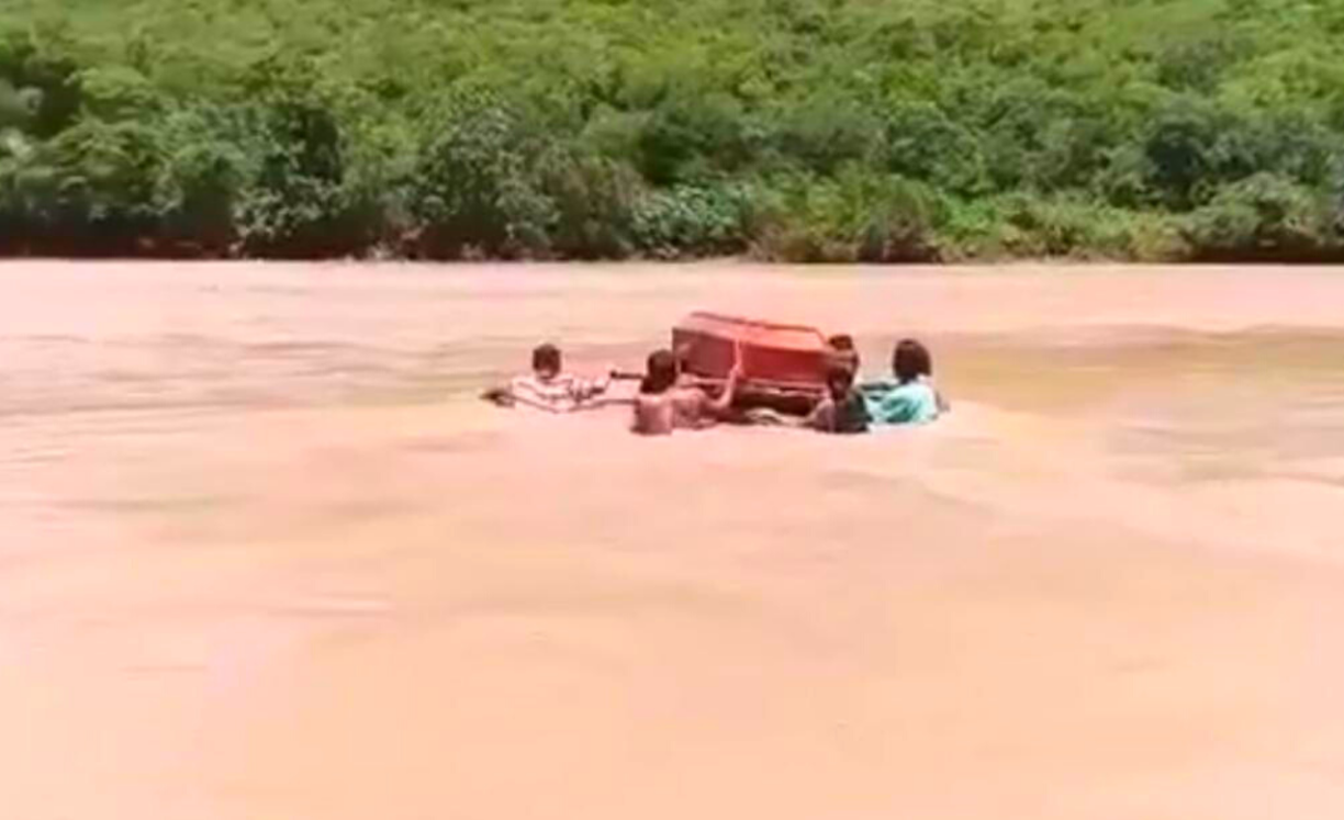 Mientras cruzaban el río, los acompañantes gritaban “adiós Lalo”, para despedirse de su amigo.