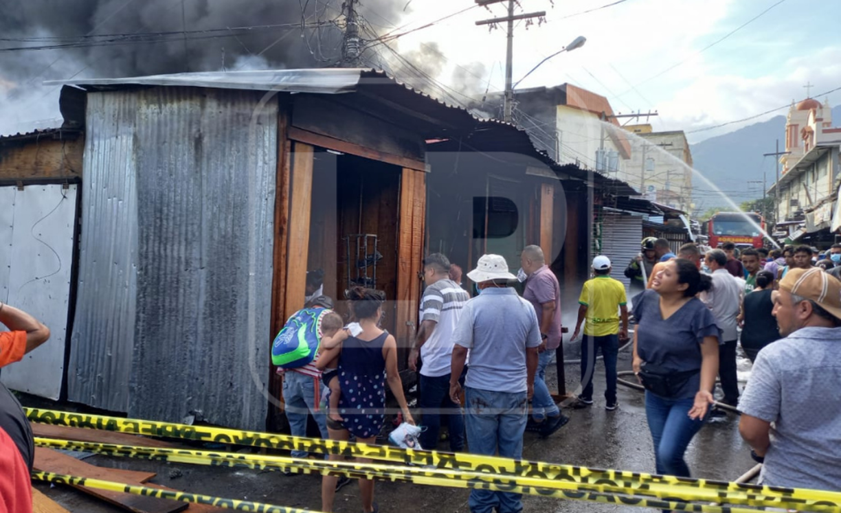 El incendio consumió varios negocios de ese sector.