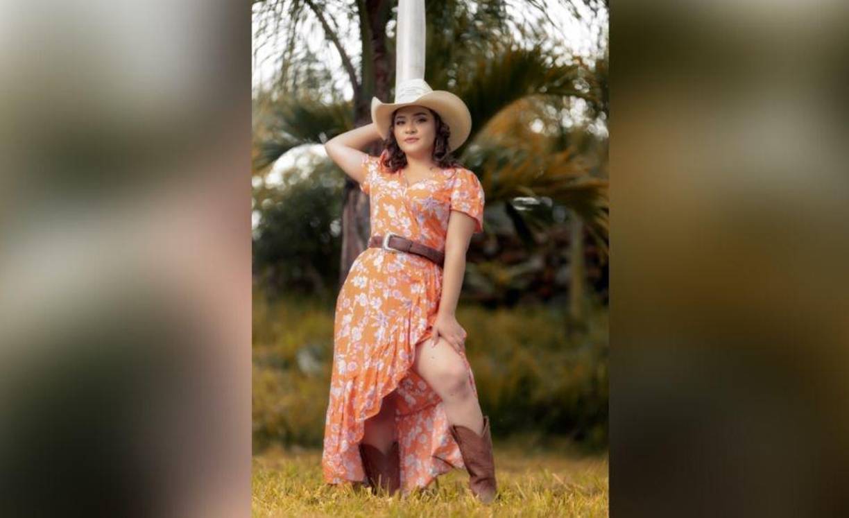 Su color favorito es el amarillo, su pasatiempo: bailar, es estudiante de Licenciatura en banca y finanzas. Proyección social: donación de Uniformes escolares a niños de escasos recursos.