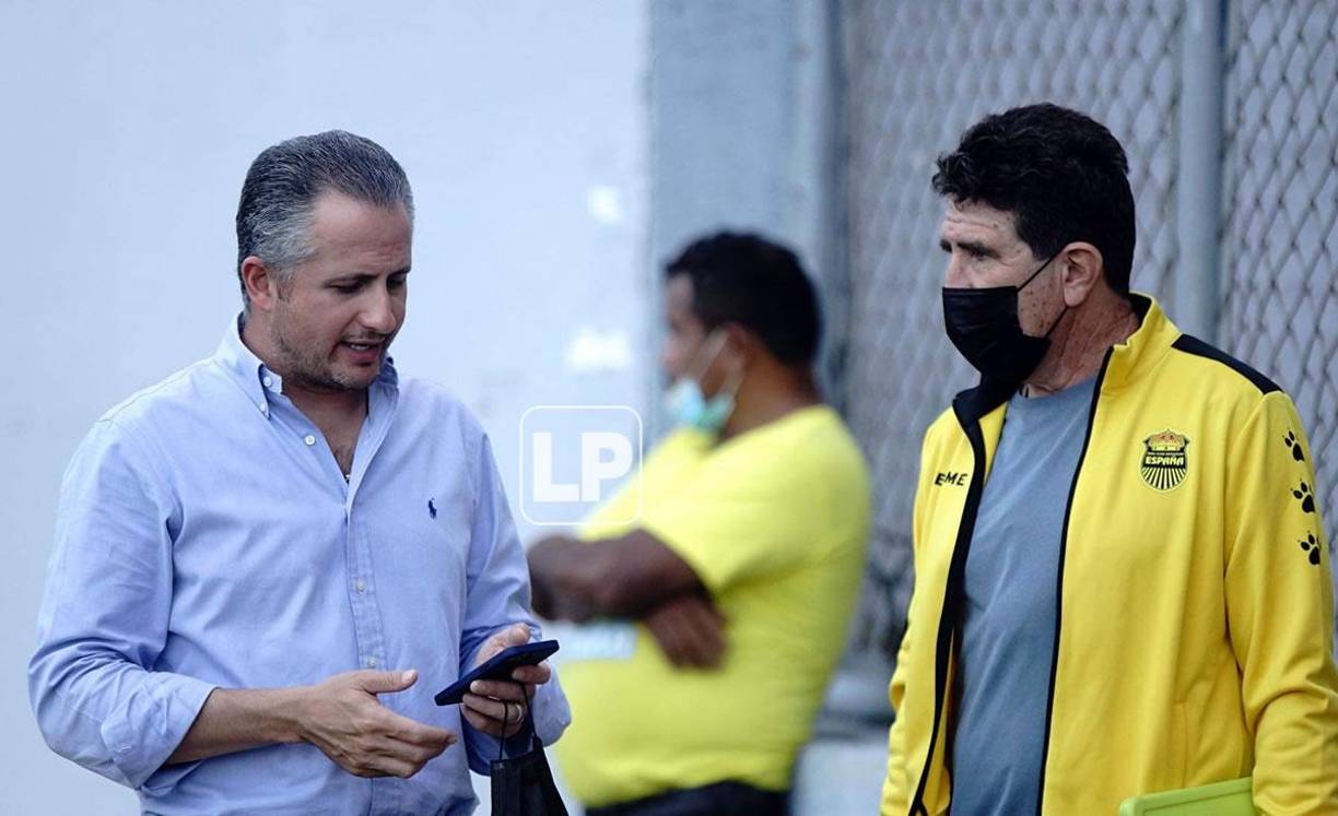 Elías Burbara estuvo dialogando con Héctor Vargas unos minutos en el Morazán.