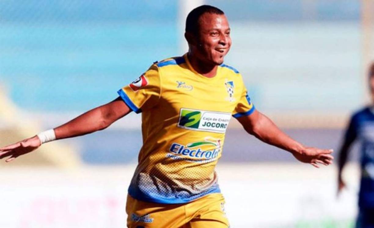 Ovidio Lanza: El delantero hondureño fue el goleador del Jocoro FC en la primera división de El Salvador. El club hizo una gran campaña al llegar hasta las semifinales. El atacante catracho señaló que seguirá en el equipo: 'Me debo al Jocoro, no he pensado cambiar de equipo, seguiremos acá en el otro torneo y tratar de hacer las cosas de la mejor manera', indicó.