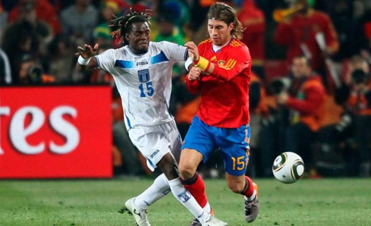 Pery Martínez fue mundialista con la Selección de Honduras en Sudáfrica 2010. En la imagen enfrentando al defensa Sergio Ramos de España.
