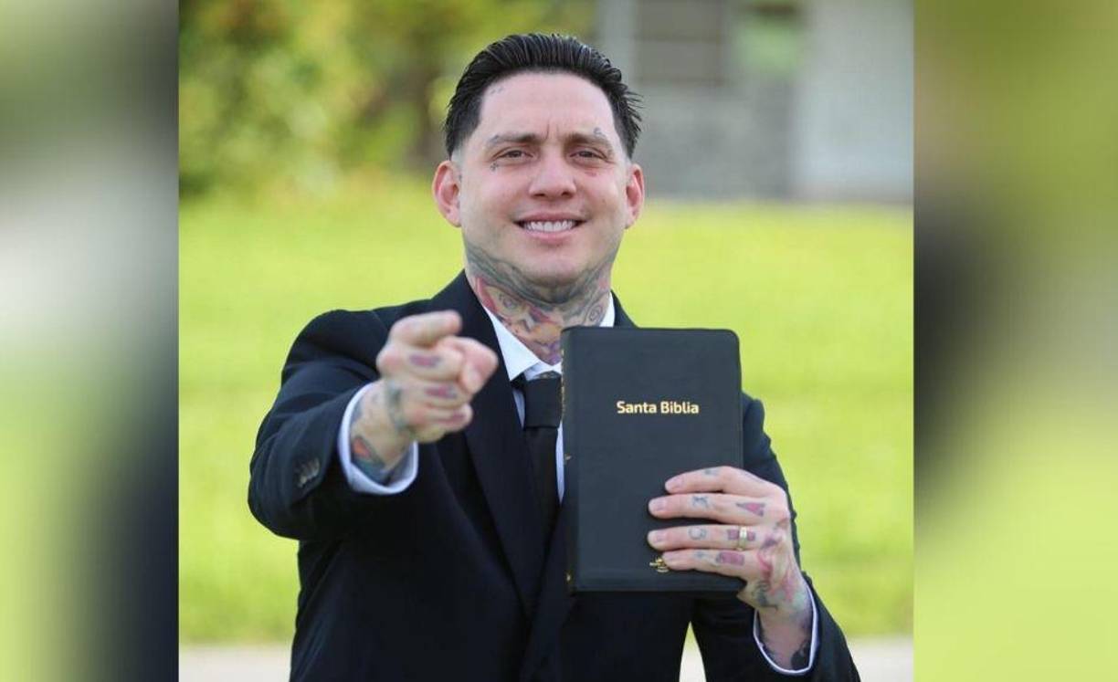 En sus ultimas fotografías el artista sale posando con La Biblia en sus manos. 