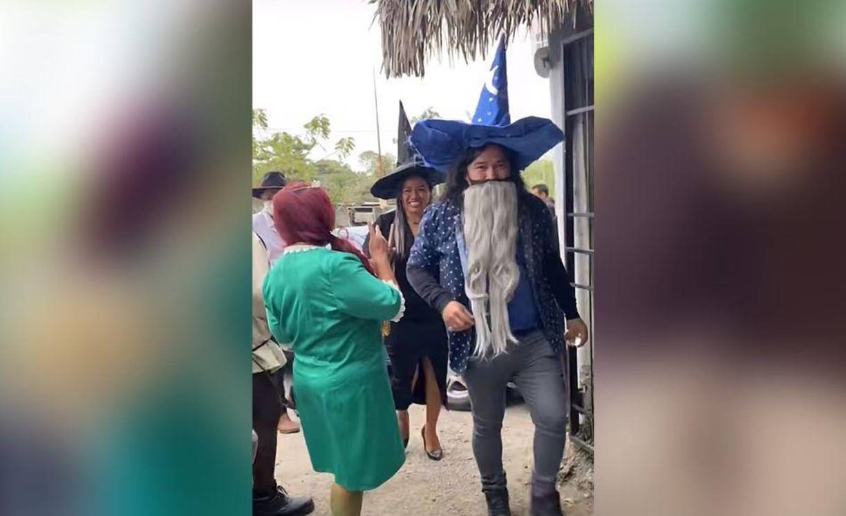 Para que la boda siguiera la temática a la perfección, los invitados no podían desatinar y asistieron disfrazados de otros personaje de ‘Shrek’ entre hadas, hechiceros y brujos.