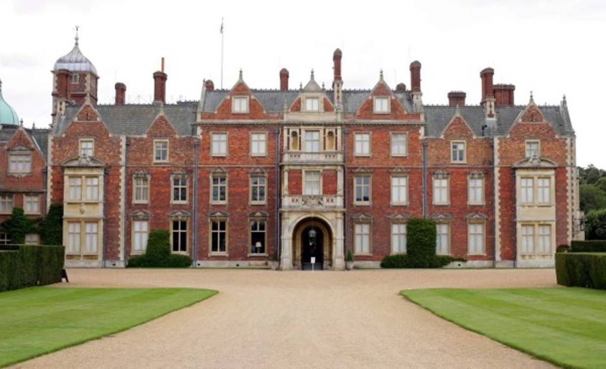 1. Viajará a Sandringham.<br/><br/>La familia real tradicionalmente visita su 'casa de campo' en Norfolk, Inglaterra, todos los años, y la reina Isabel II hace el viaje en tren público una semana antes de Navidad. <br/><br/>La propiedad es en realidad más pequeña que la mayoría de las residencias reales, por lo que generalmente solo la familia más cercana de la reina suele quedarse allí. <br/><br/>Esta será su segunda navidad real, ya que en 2017 Meghan rompió con la tradición cuando se quedó en Sandringham antes de casarse con la familia real el 19 de mayo de 2018.<br/>